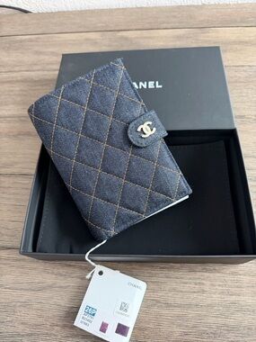 CHANEL Black Leather Card Wallet with Gold CC Snap